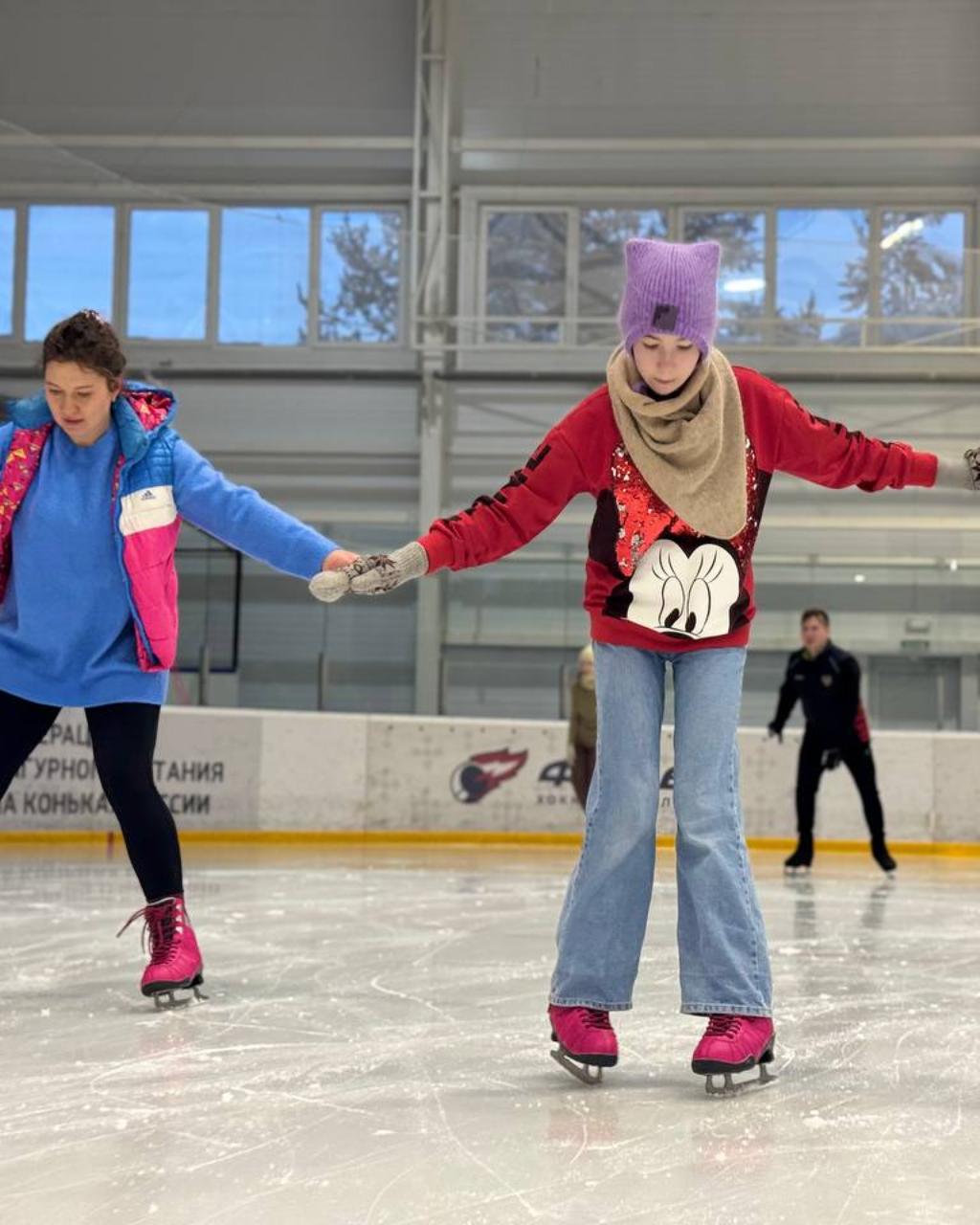 Сегодня, в День фигурного катания, на Ямале прошли мастер-классы по этому виду спорта сразу в нескольких городах округа Сегодня, в День фигурного катания, на Ямале прошли мастер-классы по этому виду спорта сразу в нескольких городах округа