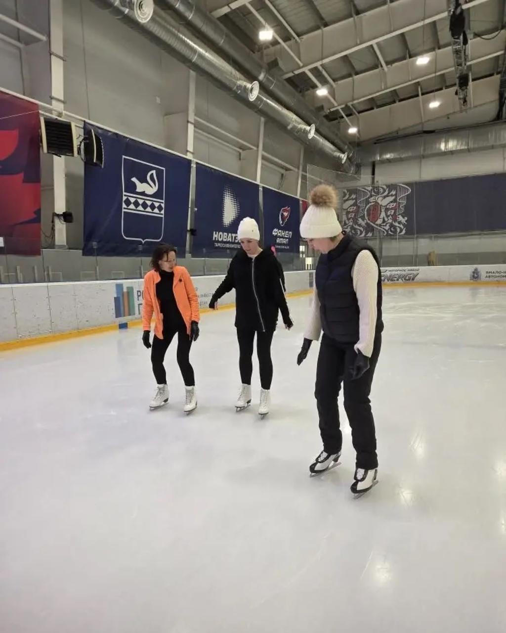 Сегодня, в День фигурного катания, на Ямале прошли мастер-классы по этому виду спорта сразу в нескольких городах округа Сегодня, в День фигурного катания, на Ямале прошли мастер-классы по этому виду спорта сразу в нескольких городах округа