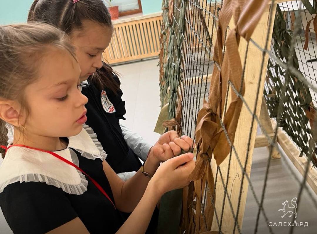 Школьники плетут маскировочные сети Школьники плетут маскировочные сети