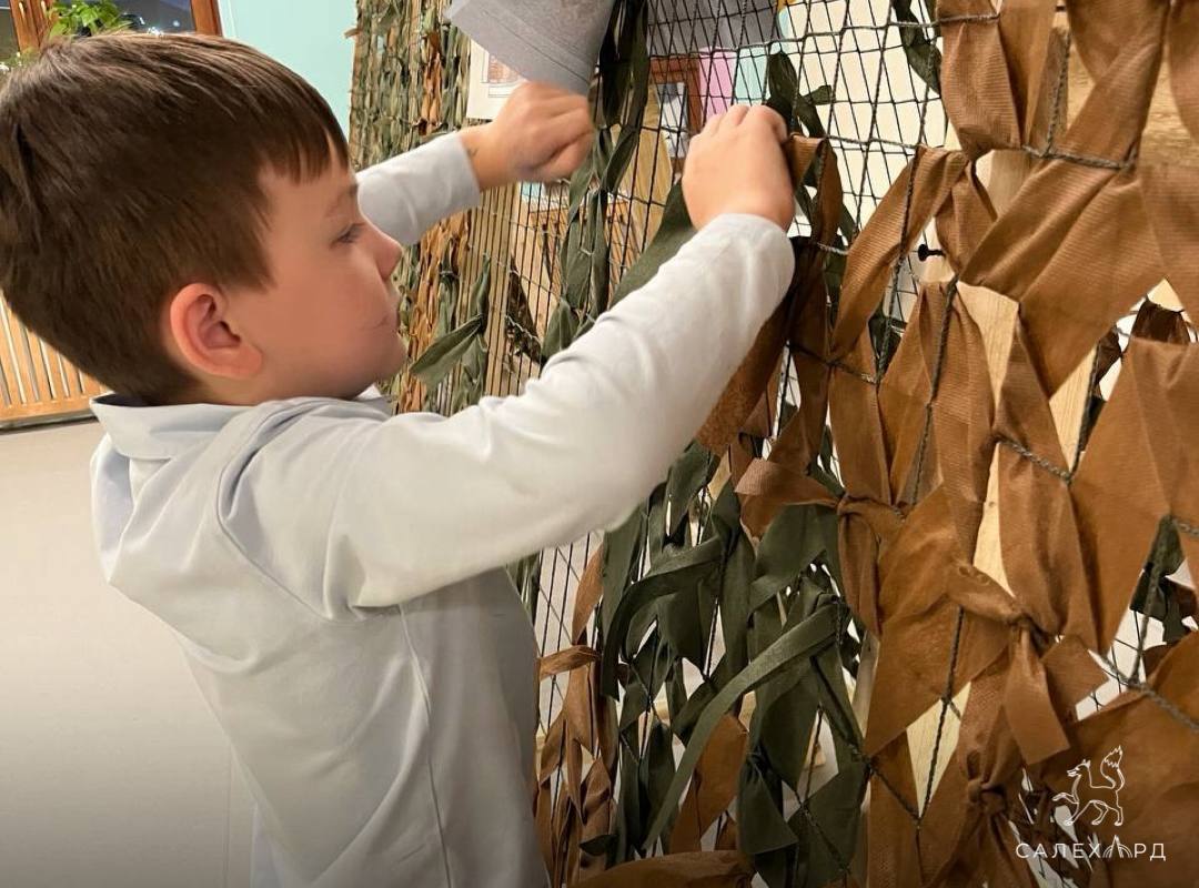 Школьники плетут маскировочные сети Школьники плетут маскировочные сети