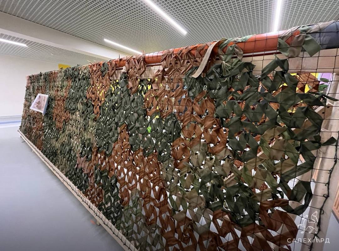 Школьники плетут маскировочные сети Школьники плетут маскировочные сети