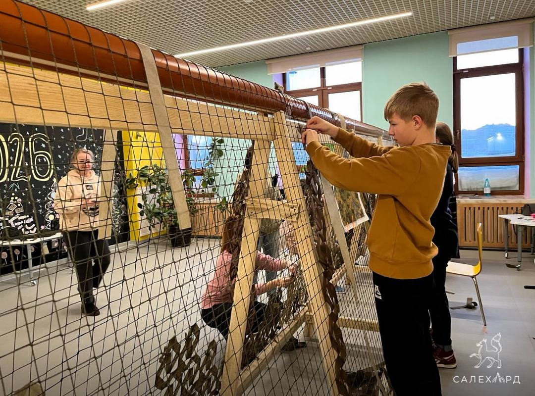 Школьники плетут маскировочные сети