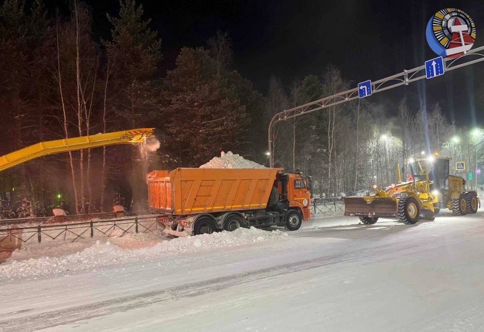 Уборка города в дни новогодних каникул продолжается Уборка города в дни новогодних каникул продолжается