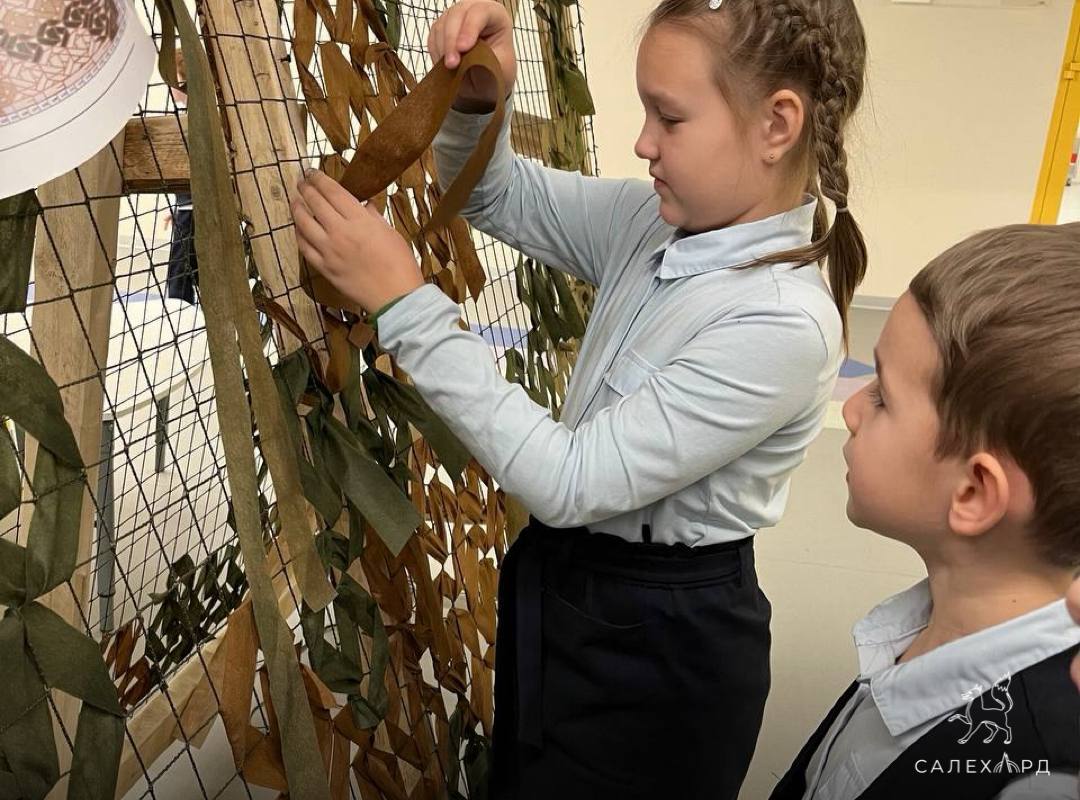 Школьники плетут маскировочные сети Школьники плетут маскировочные сети