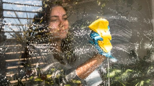 Ни единого развода на стеклах и мебели не увидите: распыляйте средства только так