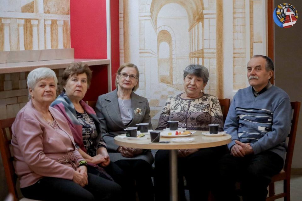 Сегодня в Интеллект-центре, в уютной атмосфере арт-кафе, состоялся литературно-музыкальный квартирник «Зимняя лирика» — очередная встреча Ноябрьского литературного объединения