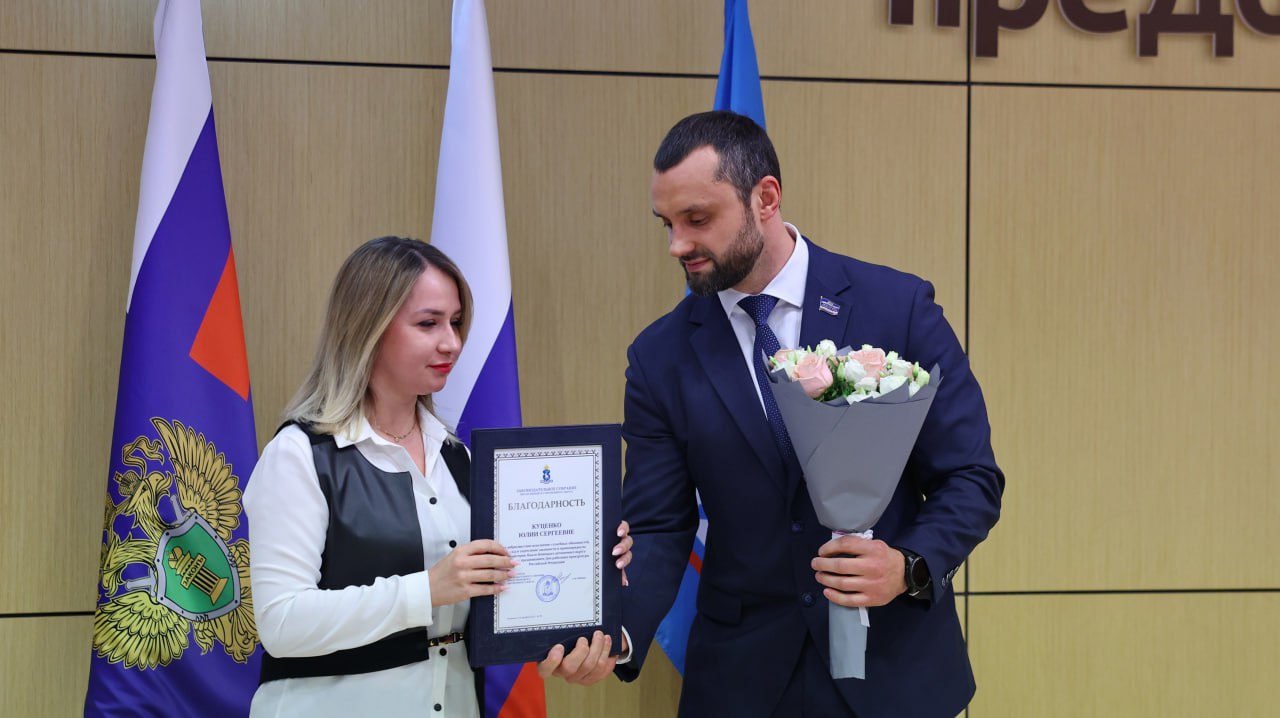 Сотрудники прокуратуры ЯНАО получили награды в честь 304-летней годовщины образования ведомства Сотрудники прокуратуры ЯНАО получили награды в честь 304-летней годовщины образования ведомства