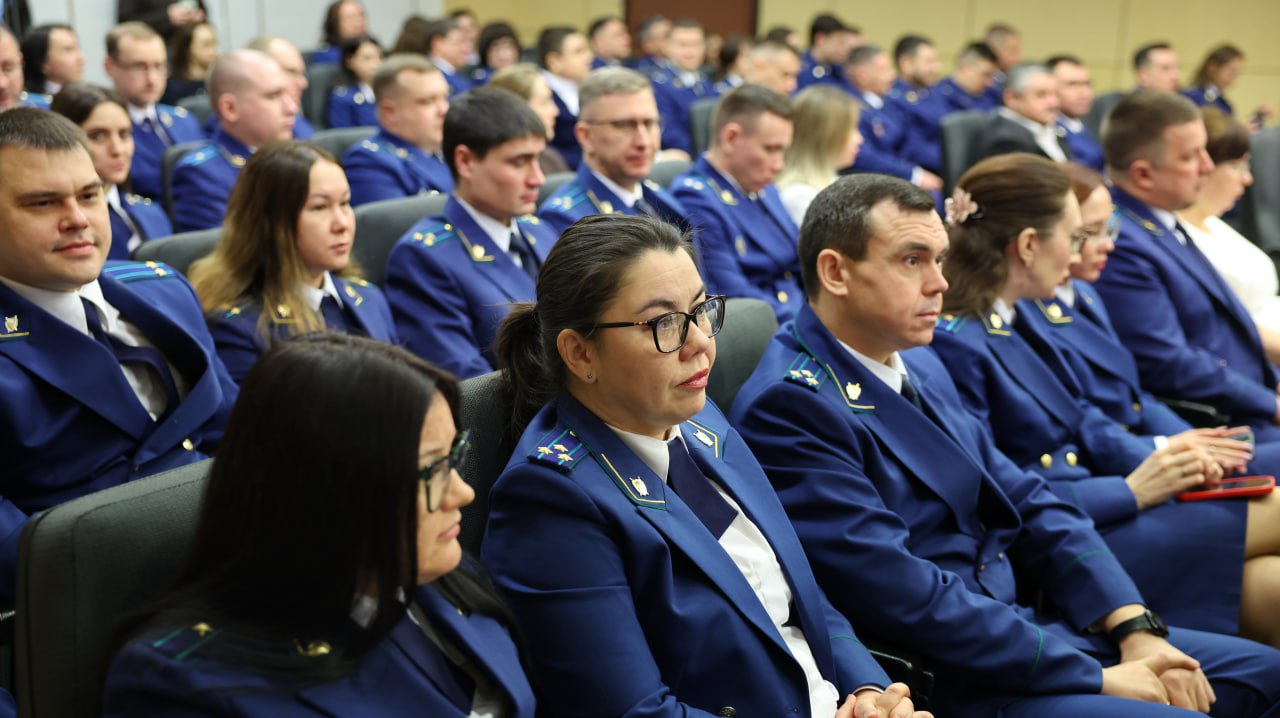 Сотрудники прокуратуры ЯНАО получили награды в честь 304-летней годовщины образования ведомства Сотрудники прокуратуры ЯНАО получили награды в честь 304-летней годовщины образования ведомства