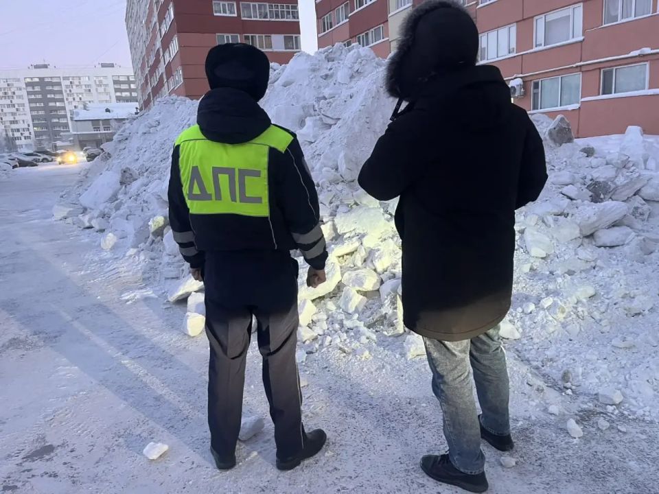 В Новом Уренгое автоинспекторы проверили город на наличие опасных снежных валов