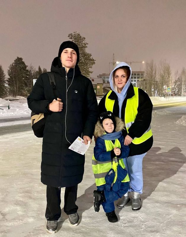 В Ноябрьске участники акции «Внимание — дети!» – родители и дети – призвали пешеходов быть внимательнее на дорогах в зимнее время
