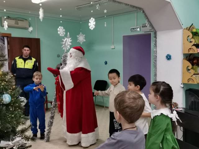 В Тазовском районе автоинспекторы провели новогоднее мероприятие для воспитанников детского сада «Солнышко», посвященное безопасности дорожного движения В Тазовском районе автоинспекторы провели новогоднее мероприятие для воспитанников детского сада «Солнышко», посвященное безопасности дорожного движения
