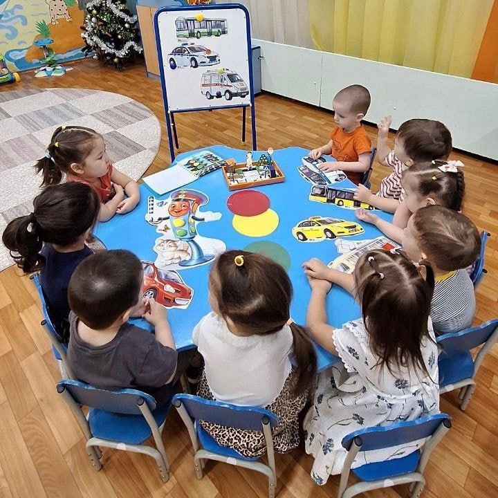 В Ноябрьске воспитанники детского сада «Колокольчик» узнали о правилах безопасного поведения на дороге