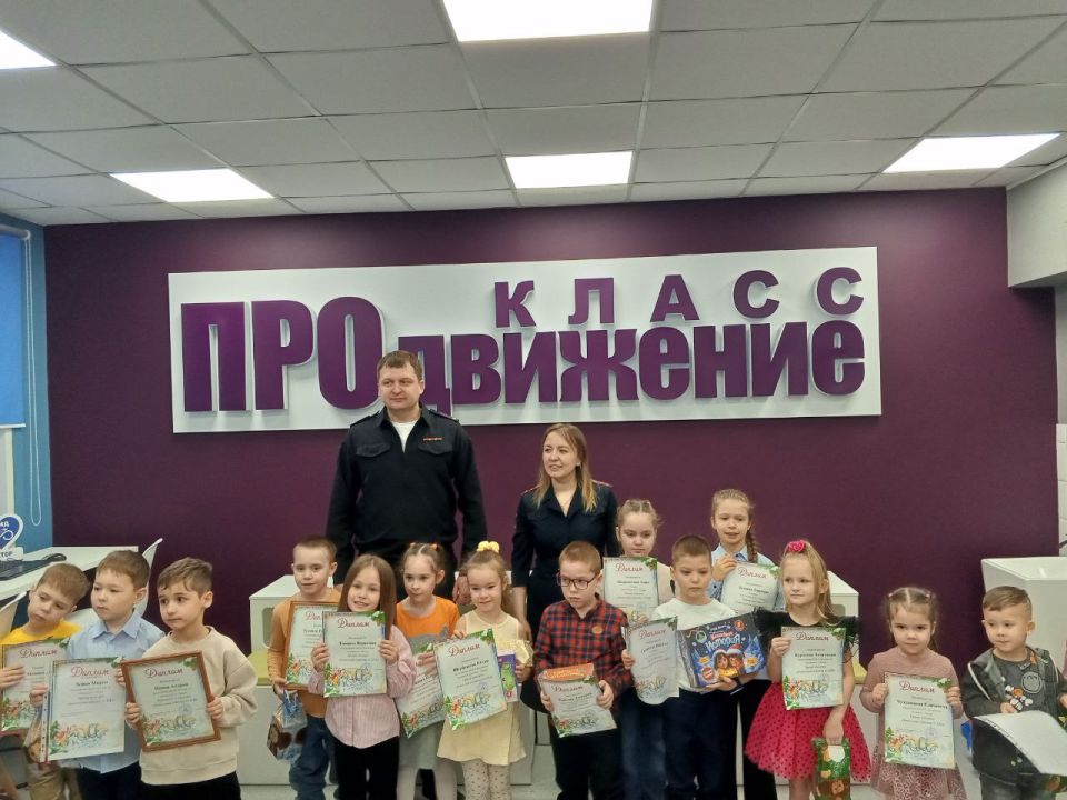 Сотрудники Госавтоинспекции Надымского района наградили победителей и призеров конкурса «Новогодняя игрушка по ПДД»