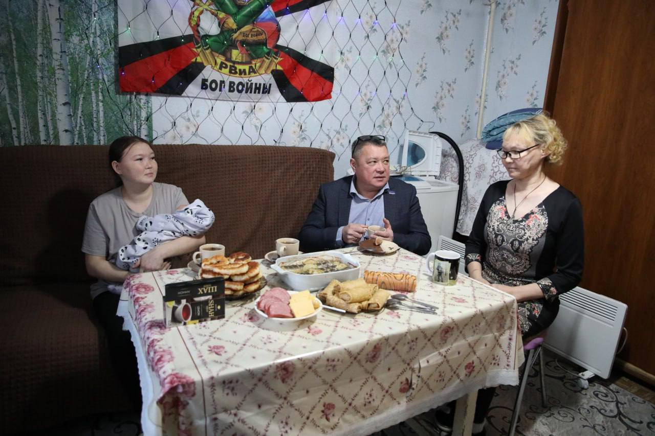 В Мужах навестил подшефную семью участника спецоперации Сергея И. Ямалец уже два года находится на передовой