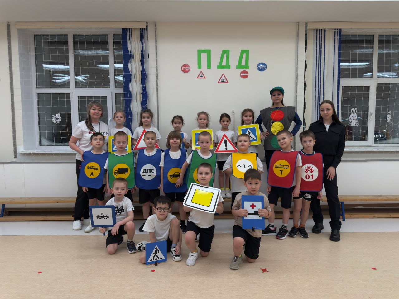 В Тарко-Сале юные жители познакомились с Правилами дорожного движения на спортивных стартах В Тарко-Сале юные жители познакомились с Правилами дорожного движения на спортивных стартах