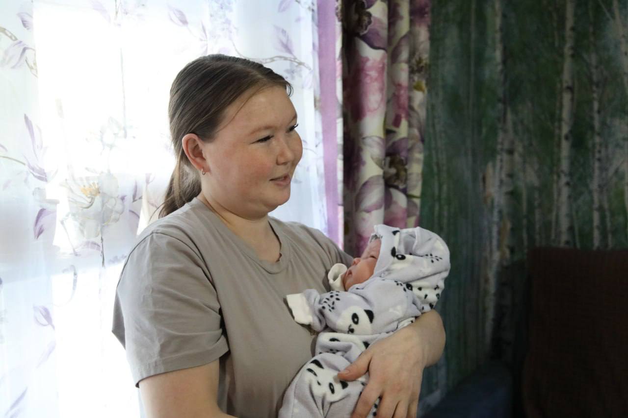 В Мужах навестил подшефную семью участника спецоперации Сергея И. Ямалец уже два года находится на передовой В Мужах навестил подшефную семью участника спецоперации Сергея И. Ямалец уже два года находится на передовой