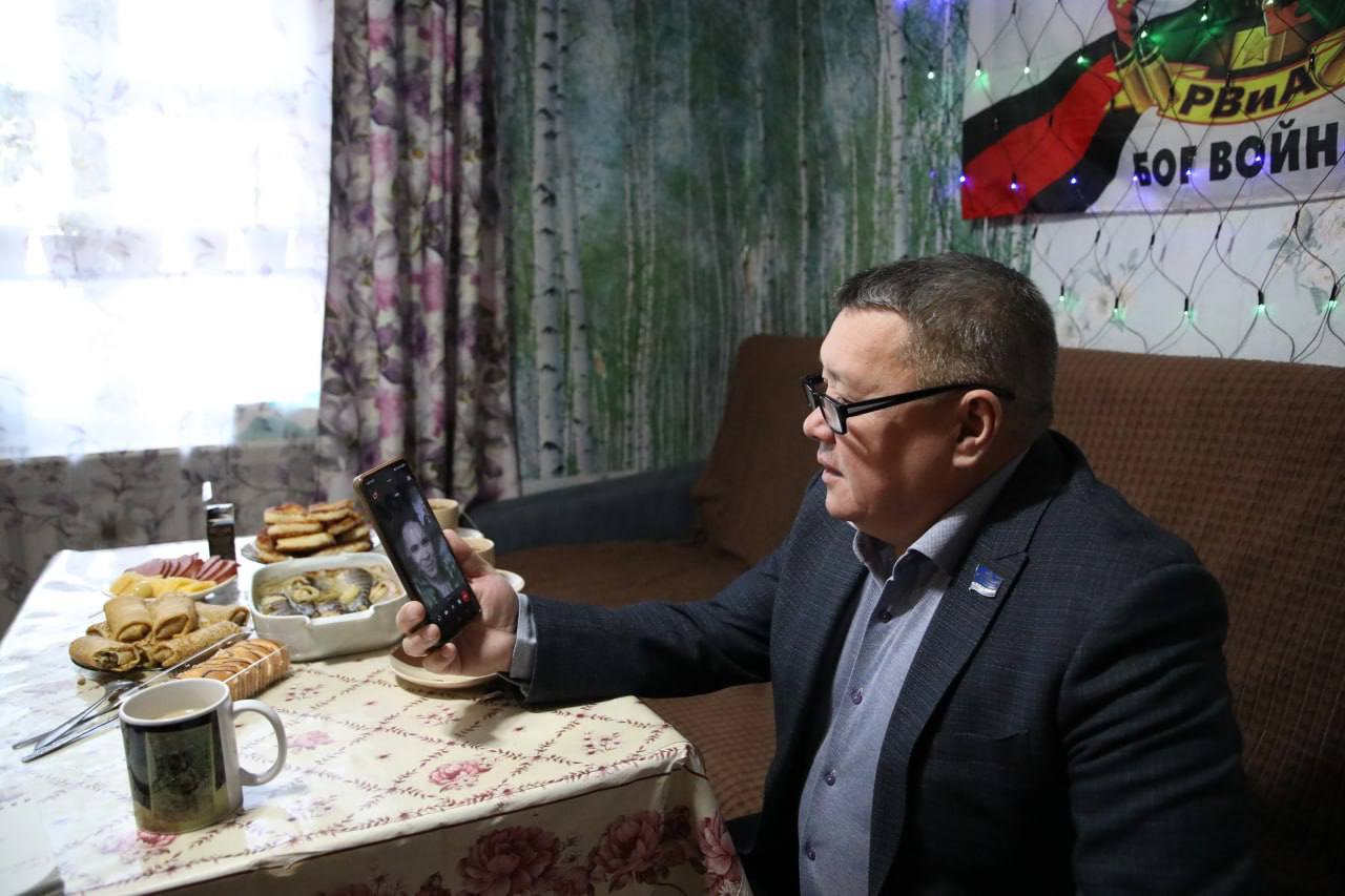 В Мужах навестил подшефную семью участника спецоперации Сергея И. Ямалец уже два года находится на передовой В Мужах навестил подшефную семью участника спецоперации Сергея И. Ямалец уже два года находится на передовой