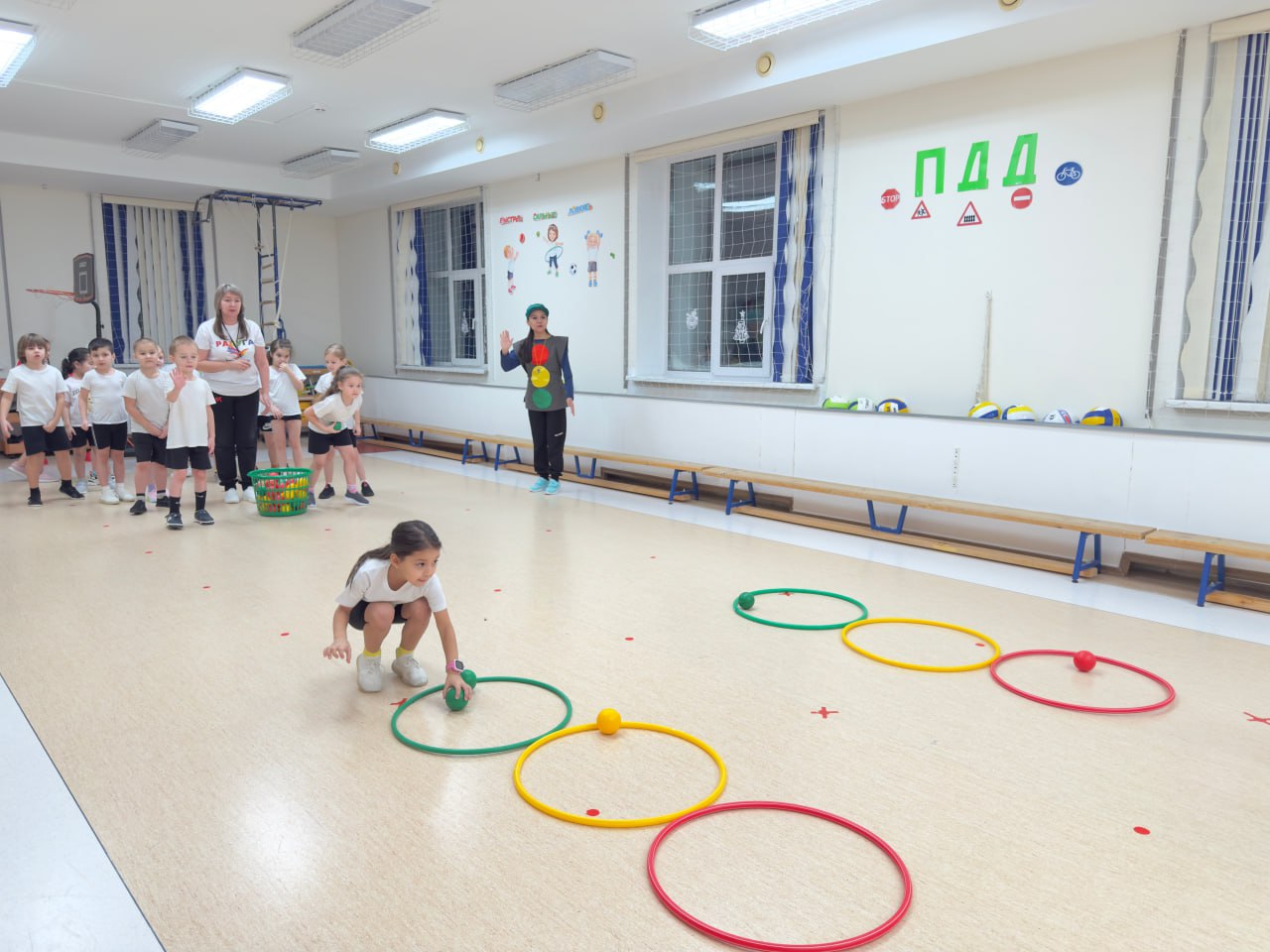 В Тарко-Сале юные жители познакомились с Правилами дорожного движения на спортивных стартах В Тарко-Сале юные жители познакомились с Правилами дорожного движения на спортивных стартах