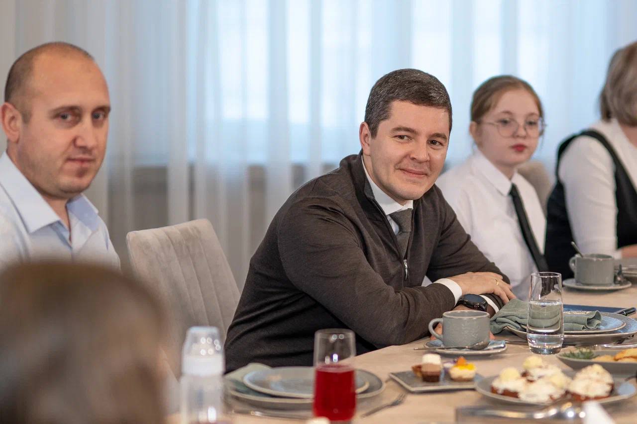 Алексей Титовский: Губернатор нашего округа Дмитрий Андреевич Артюхов встретился с многодетными семьями Салехарда Алексей Титовский: Губернатор нашего округа Дмитрий Андреевич Артюхов встретился с многодетными семьями Салехарда