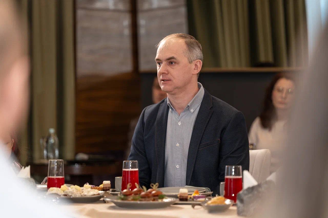 Алексей Титовский: Губернатор нашего округа Дмитрий Андреевич Артюхов встретился с многодетными семьями Салехарда Алексей Титовский: Губернатор нашего округа Дмитрий Андреевич Артюхов встретился с многодетными семьями Салехарда