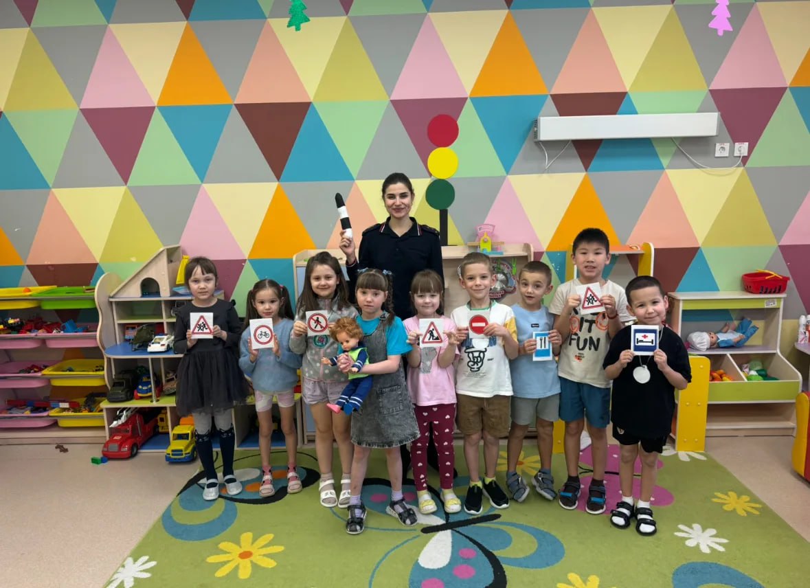 В Салехарде автоинспекторы провели для воспитанников детского сада «Морошка» игровую программу «Веселый светофор»