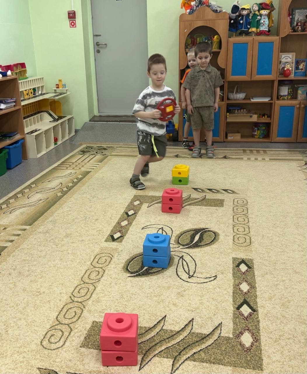 В Ноябрьске для дошкольников проведено познавательное мероприятие по ПДД В Ноябрьске для дошкольников проведено познавательное мероприятие по ПДД