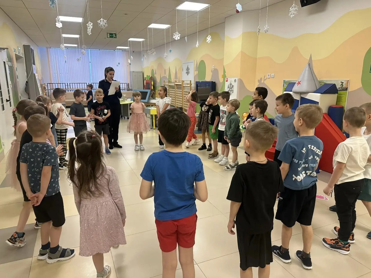 В Салехарде автоинспекторы провели для воспитанников детского сада «Морошка» игровую программу «Веселый светофор» В Салехарде автоинспекторы провели для воспитанников детского сада «Морошка» игровую программу «Веселый светофор»