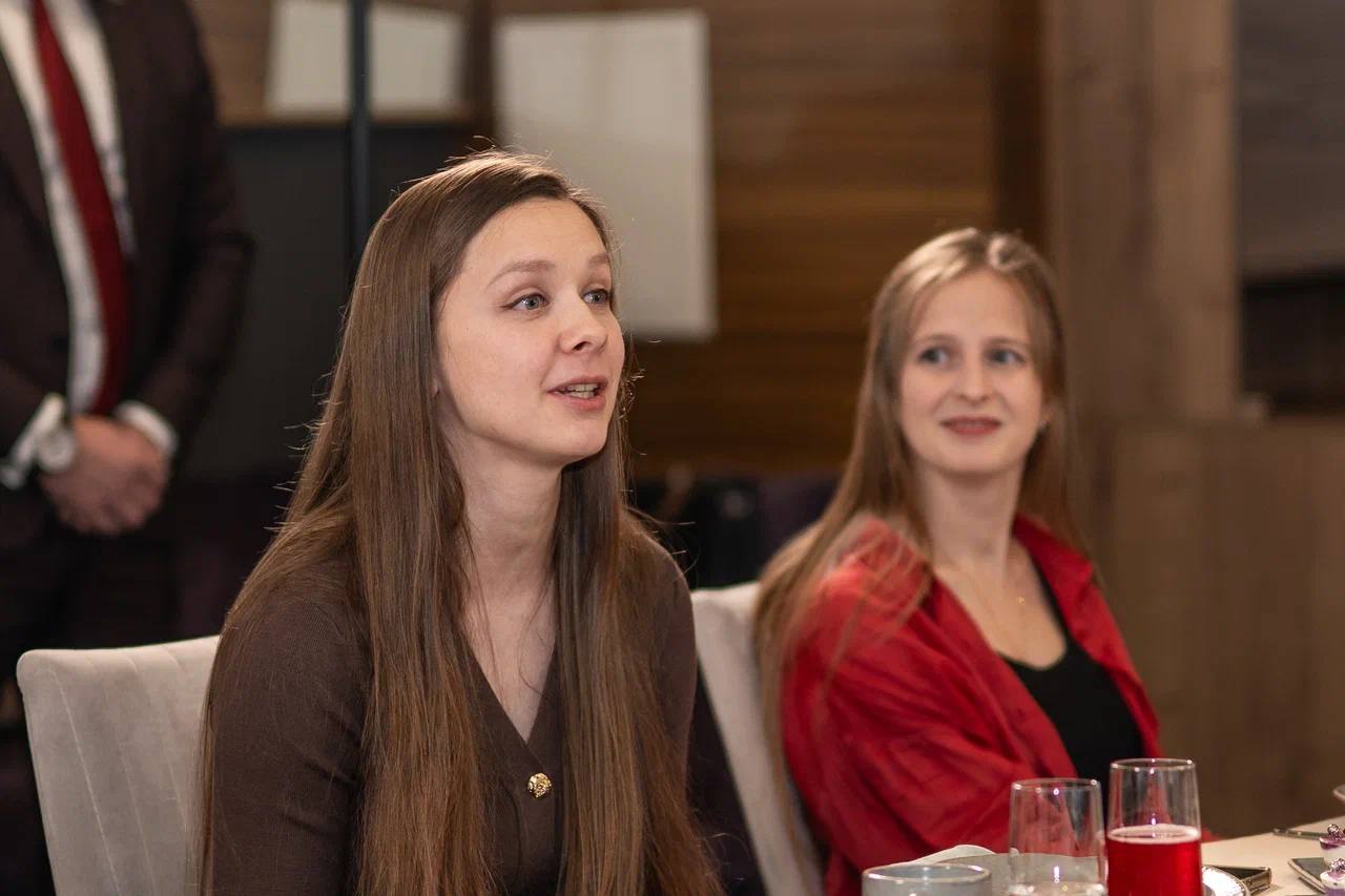 Алексей Титовский: Губернатор нашего округа Дмитрий Андреевич Артюхов встретился с многодетными семьями Салехарда Алексей Титовский: Губернатор нашего округа Дмитрий Андреевич Артюхов встретился с многодетными семьями Салехарда