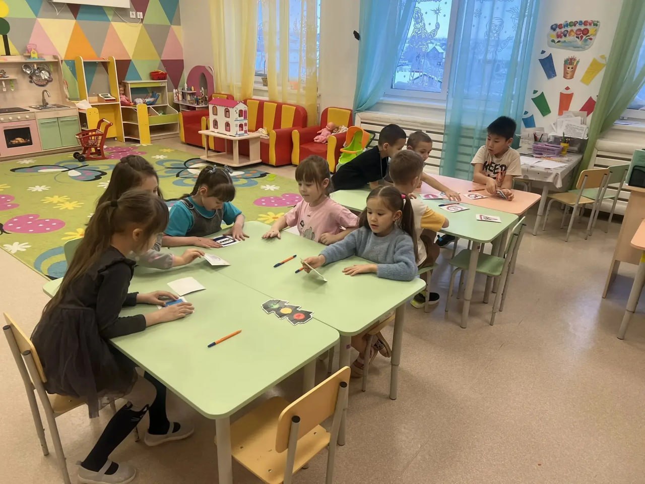 В Салехарде автоинспекторы провели для воспитанников детского сада «Морошка» игровую программу «Веселый светофор» В Салехарде автоинспекторы провели для воспитанников детского сада «Морошка» игровую программу «Веселый светофор»