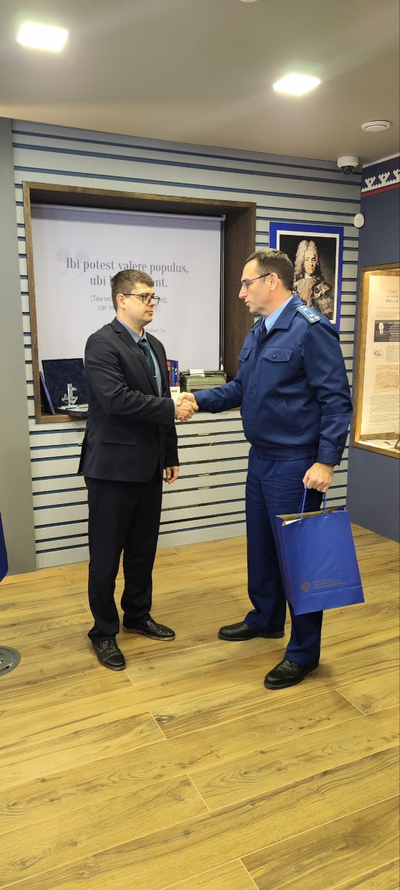 В прокуратуре Ямало-Ненецкого автономного округа состоялось торжественное принятие Присяги прокурора молодым специалистом – помощником прокурора Губкинского Анатолием Неволиным В прокуратуре Ямало-Ненецкого автономного округа состоялось торжественное принятие Присяги прокурора молодым специалистом – помощником прокурора Губкинского Анатолием Неволиным