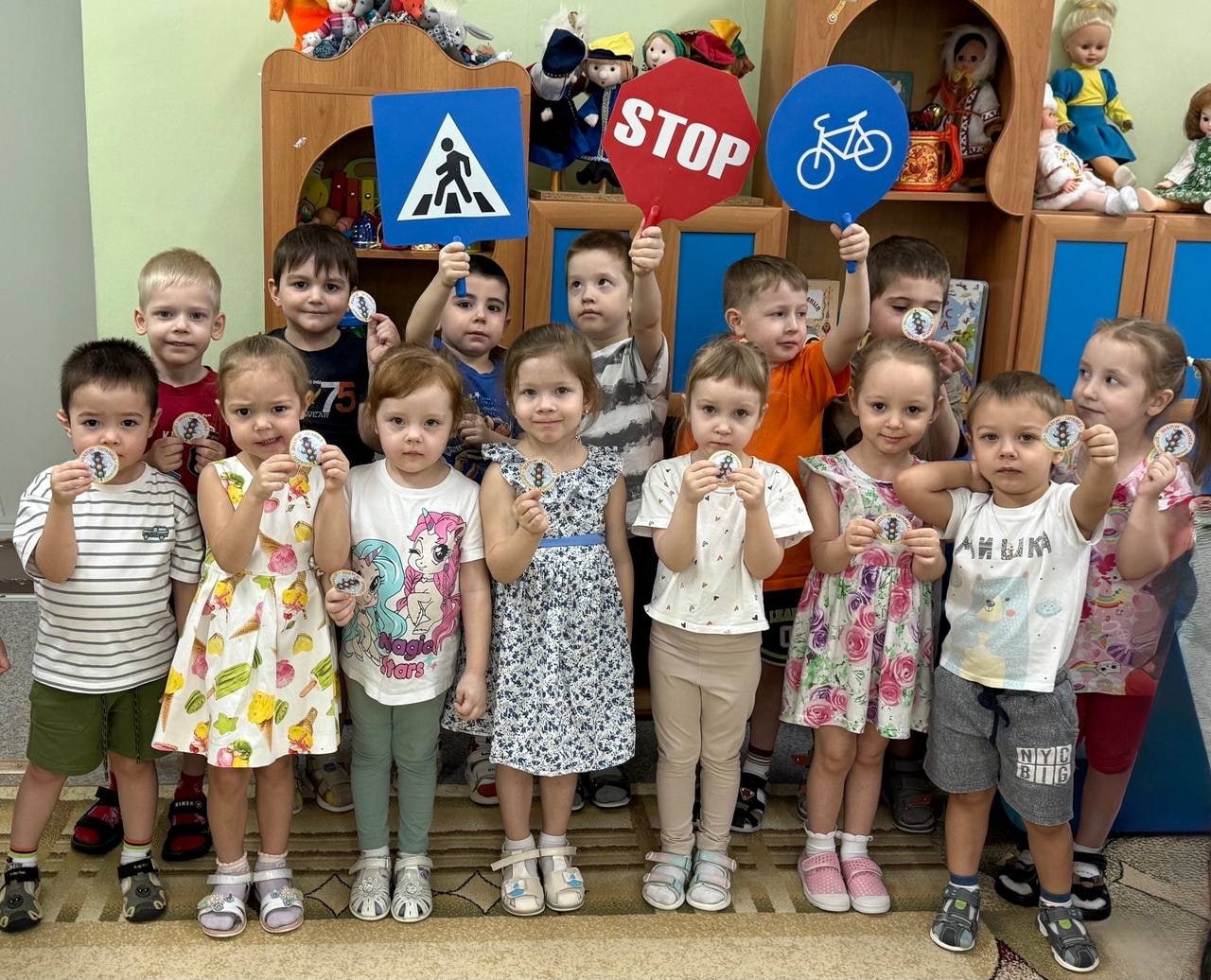 В Ноябрьске для дошкольников проведено познавательное мероприятие по ПДД В Ноябрьске для дошкольников проведено познавательное мероприятие по ПДД