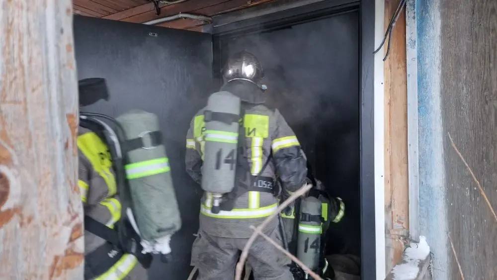 В 12 часов 58 минут на пульт диспетчера пожарной связи города Лабытнанги поступило сообщение о пожаре в многоквартирном жилом доме по улице Дзержинского, д. 42 В 12 часов 58 минут на пульт диспетчера пожарной связи города Лабытнанги поступило сообщение о пожаре в многоквартирном жилом доме по улице Дзержинского, д. 42