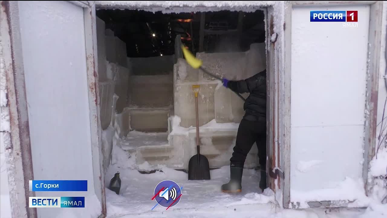 В селе Горки заготавливают сотни кубометров льда для летней путины