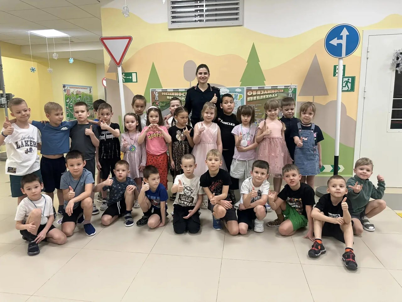 В Салехарде автоинспекторы провели для воспитанников детского сада «Морошка» игровую программу «Веселый светофор» В Салехарде автоинспекторы провели для воспитанников детского сада «Морошка» игровую программу «Веселый светофор»