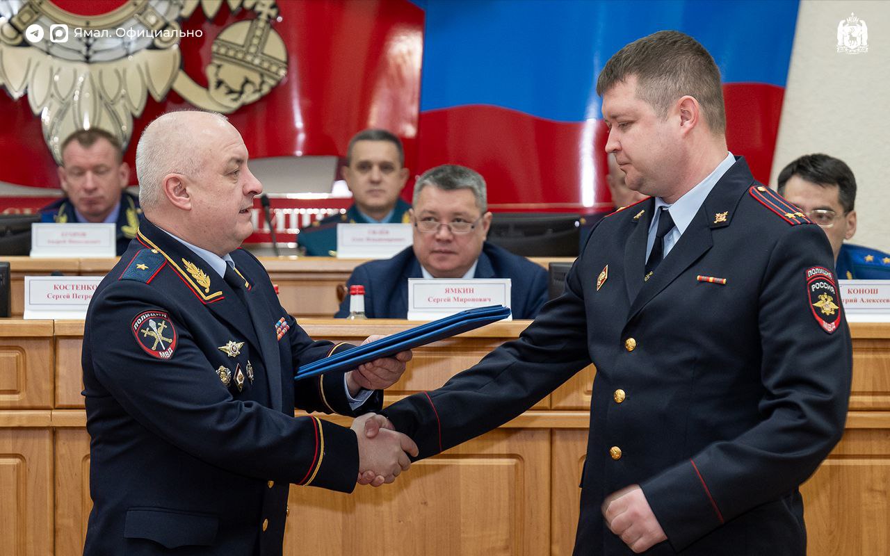 Дмитрий Артюхов вручил награды полицейским Дмитрий Артюхов вручил награды полицейским