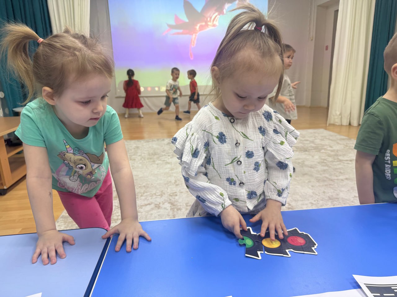 В Салехарде Госавтоинспекция провела познавательное мероприятие «Мой друг — светофор» В Салехарде Госавтоинспекция провела познавательное мероприятие «Мой друг — светофор»