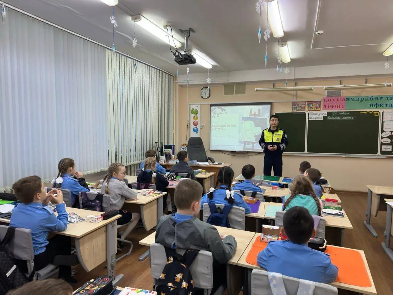 В Новом Уренгое автоинспекторы провели инструктаж по безопасности дорожного движения для кадетов В Новом Уренгое автоинспекторы провели инструктаж по безопасности дорожного движения для кадетов