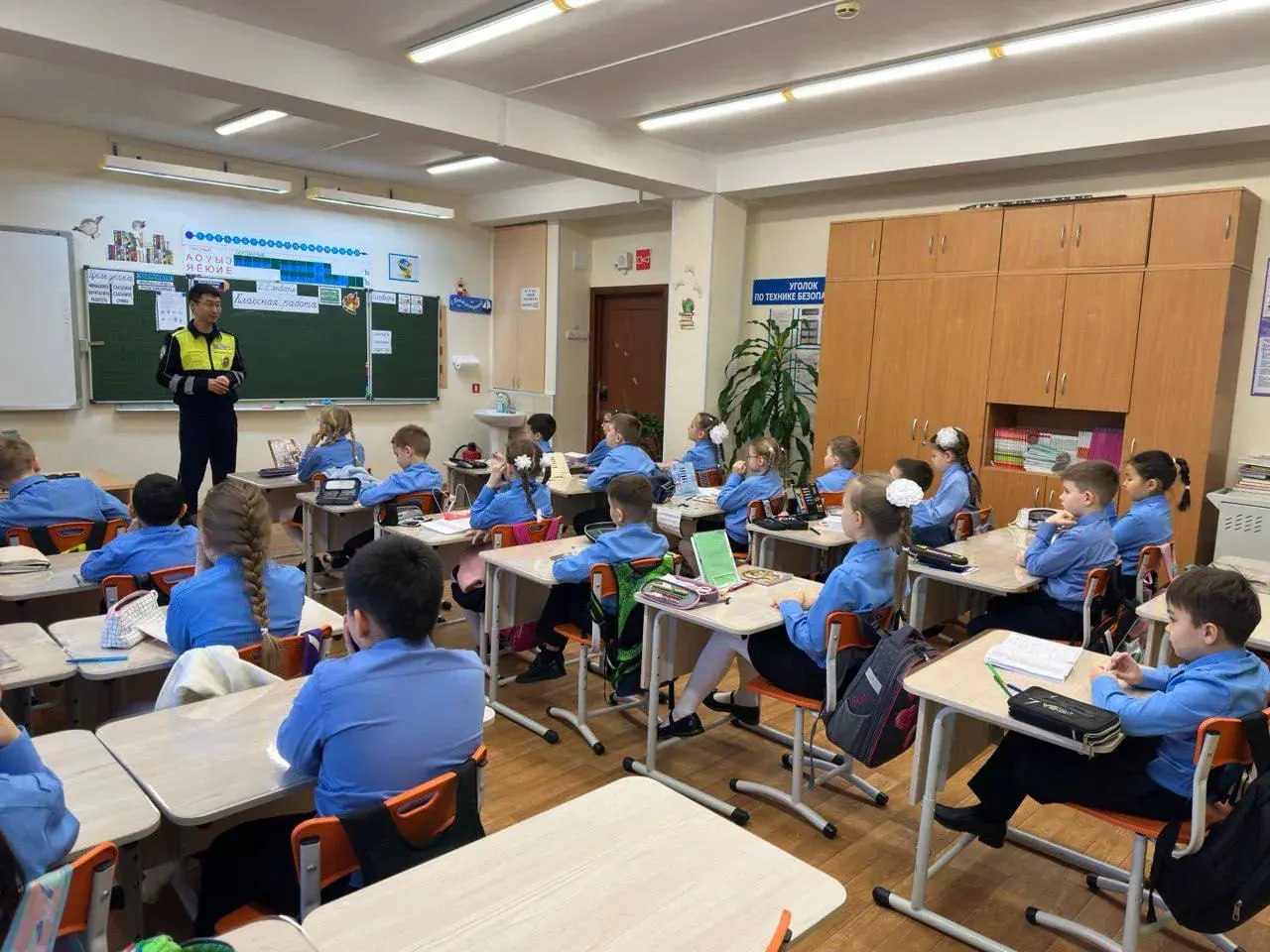 В Новом Уренгое автоинспекторы провели инструктаж по безопасности дорожного движения для кадетов В Новом Уренгое автоинспекторы провели инструктаж по безопасности дорожного движения для кадетов