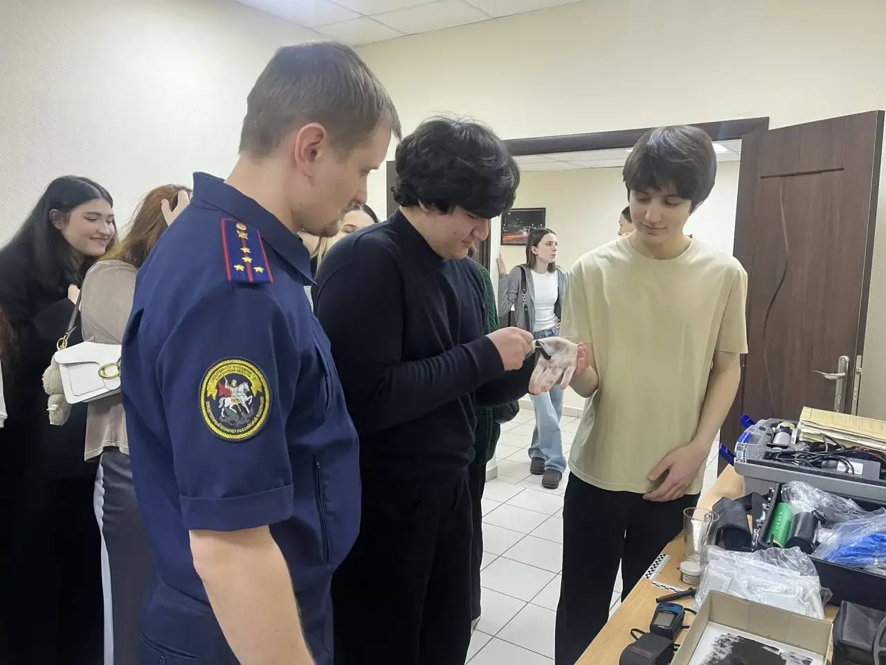 В следственном отделе по г. Новый Уренгой СУ СК России по Ямало-Ненецкому автономному округу прошло яркое и запоминающееся профориентационное мероприятие для учащихся 10 класса МБОУ «СОШ № 4» города Новый Уренгой В следственном отделе по г. Новый Уренгой СУ СК России по Ямало-Ненецкому автономному округу прошло яркое и запоминающееся профориентационное мероприятие для учащихся 10 класса МБОУ «СОШ № 4» города Новый Уренгой