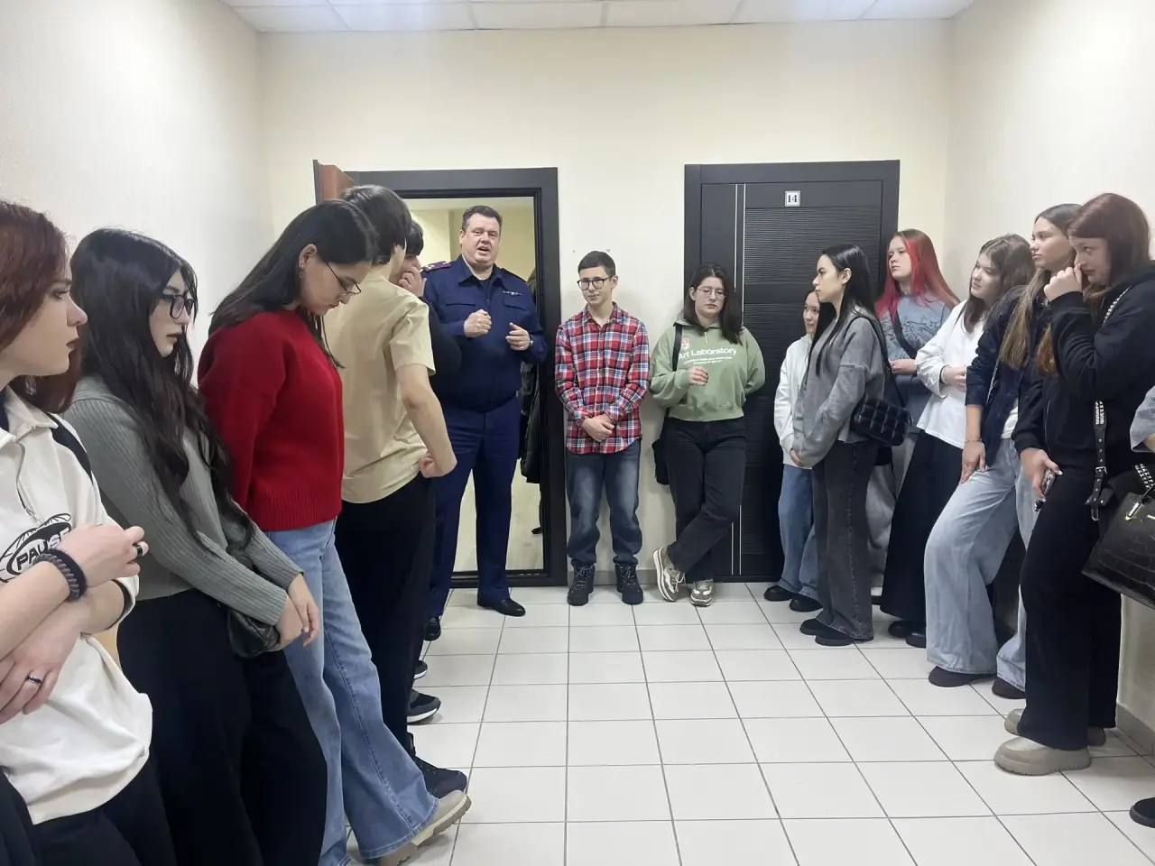 В следственном отделе по г. Новый Уренгой СУ СК России по Ямало-Ненецкому автономному округу прошло яркое и запоминающееся профориентационное мероприятие для учащихся 10 класса МБОУ «СОШ № 4» города Новый Уренгой В следственном отделе по г. Новый Уренгой СУ СК России по Ямало-Ненецкому автономному округу прошло яркое и запоминающееся профориентационное мероприятие для учащихся 10 класса МБОУ «СОШ № 4» города Новый Уренгой