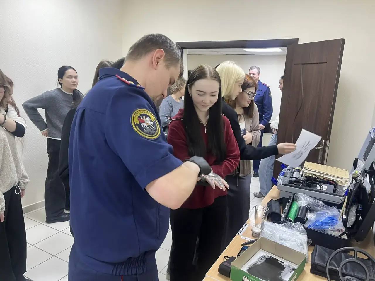 В следственном отделе по г. Новый Уренгой СУ СК России по Ямало-Ненецкому автономному округу прошло яркое и запоминающееся профориентационное мероприятие для учащихся 10 класса МБОУ «СОШ № 4» города Новый Уренгой В следственном отделе по г. Новый Уренгой СУ СК России по Ямало-Ненецкому автономному округу прошло яркое и запоминающееся профориентационное мероприятие для учащихся 10 класса МБОУ «СОШ № 4» города Новый Уренгой