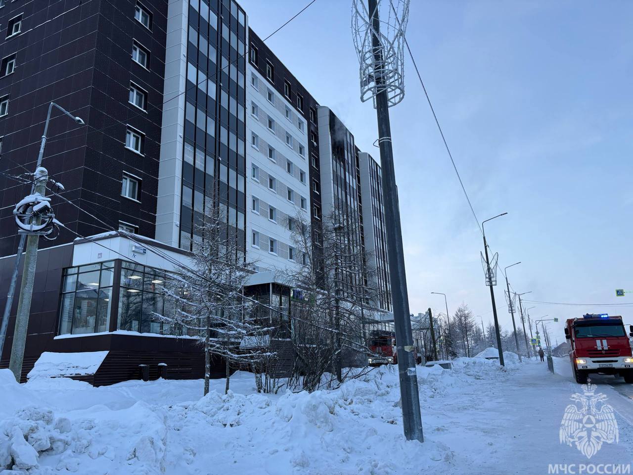 В 10 часов 14 минут в пожарную часть Салехарда поступило сообщение о пожаре в многоквартирном жилом доме, расположенном по адресу улица Республики дом 106