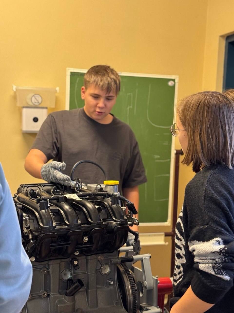 Папины помогаторы растут!. В Салехарде на базе детско-юношеского центра работает проект «Автодело»