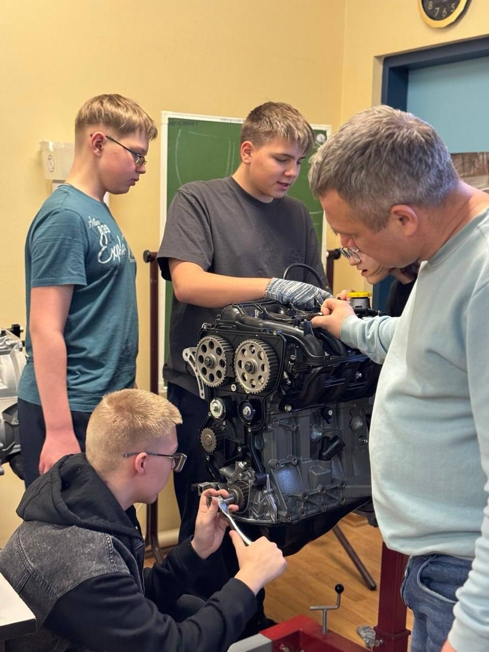 Папины помогаторы растут!. В Салехарде на базе детско-юношеского центра работает проект «Автодело» Папины помогаторы растут!. В Салехарде на базе детско-юношеского центра работает проект «Автодело»