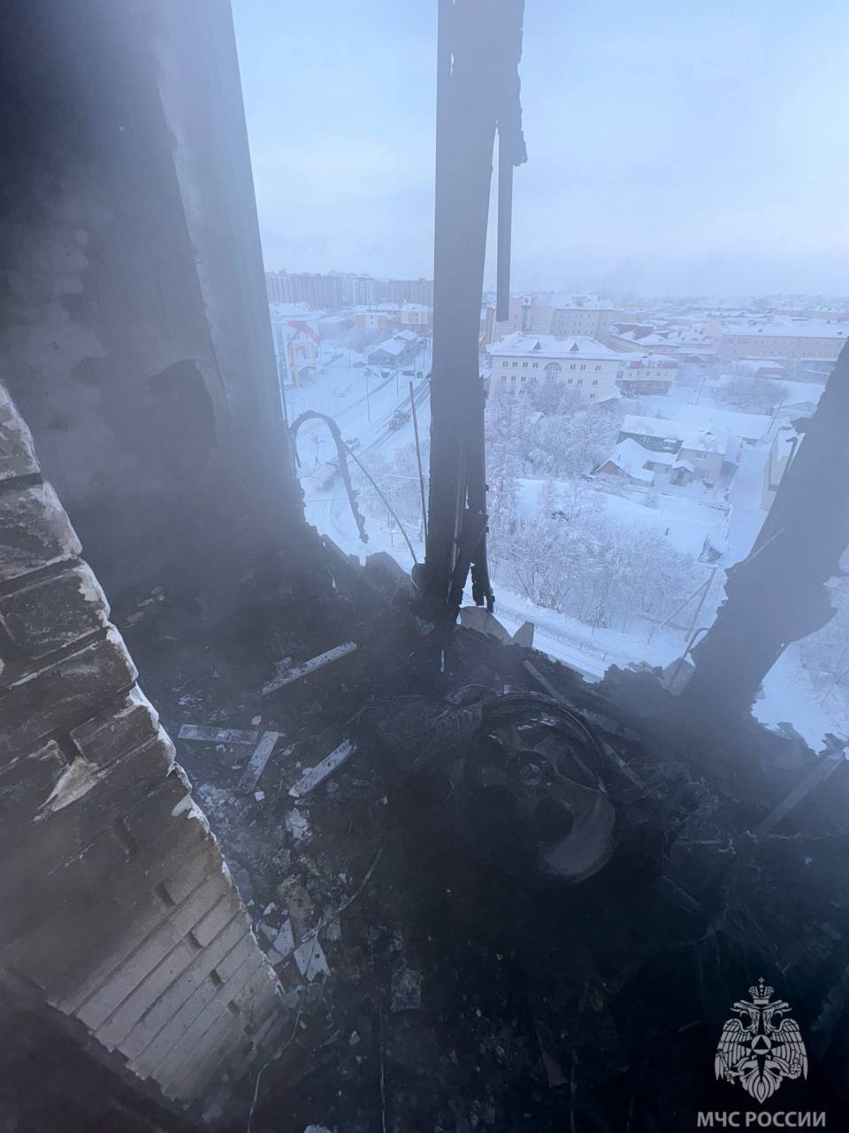 В 10 часов 14 минут в пожарную часть Салехарда поступило сообщение о пожаре в многоквартирном жилом доме, расположенном по адресу улица Республики дом 106 В 10 часов 14 минут в пожарную часть Салехарда поступило сообщение о пожаре в многоквартирном жилом доме, расположенном по адресу улица Республики дом 106