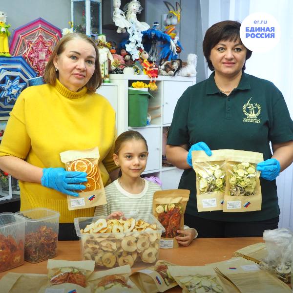 В Надыме бабушка с внучкой готовят витаминные наборы для бойцов СВО