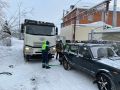 Салехардские автоинспекторы помогли водителю, попавшему в снежный плен