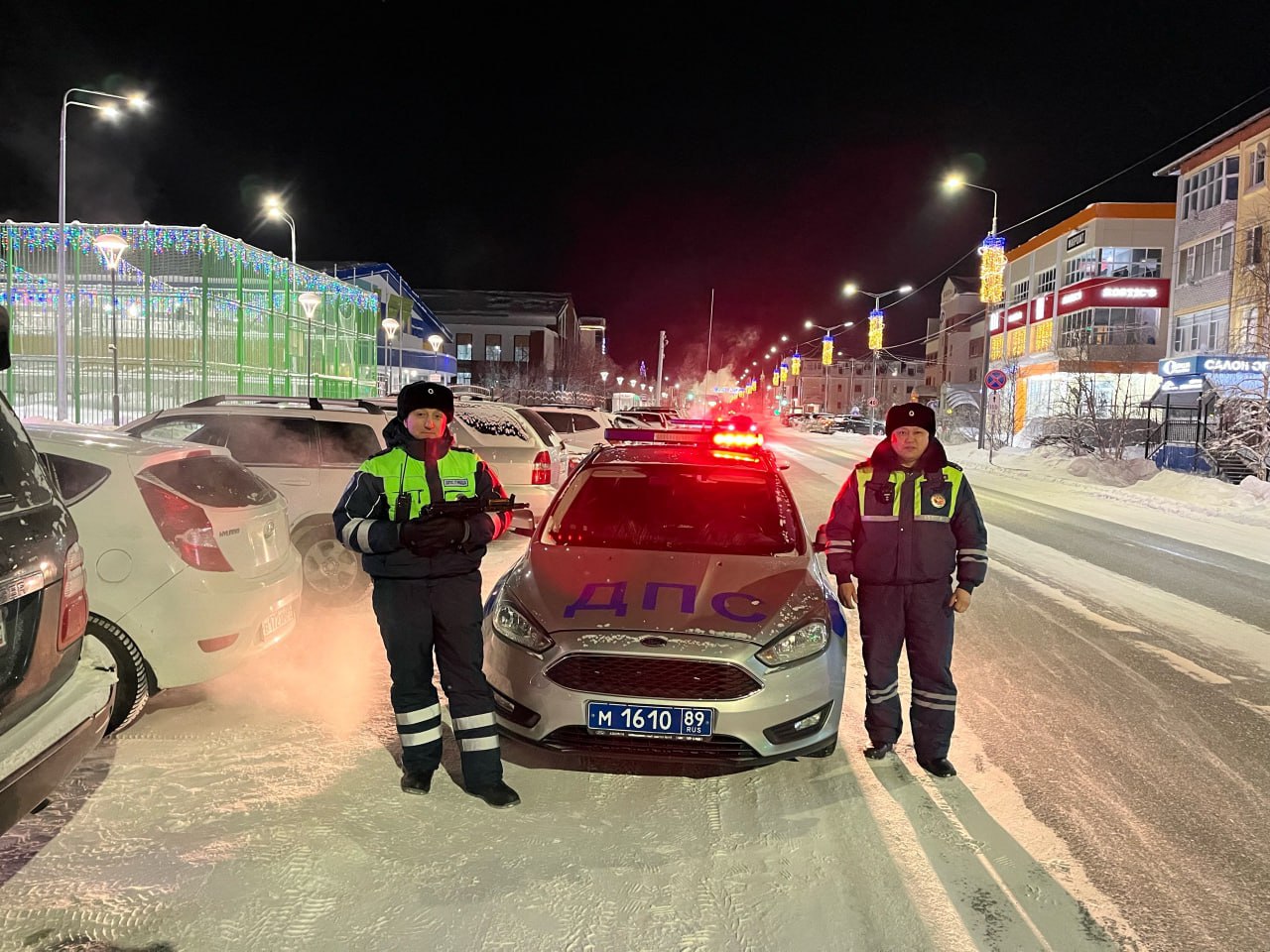 Салехардские автоинспекторы помогли водителю, попавшему в снежный плен Салехардские автоинспекторы помогли водителю, попавшему в снежный плен