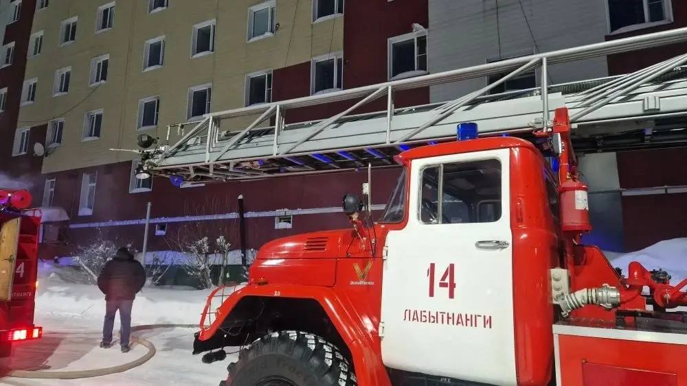 В 16 часов 45 минут в пожарную часть г.Лабытнанги поступило сообщение о пожаре в многоквартирном жилом доме, расположенном по адресу улица Первомайская дом 29 В 16 часов 45 минут в пожарную часть г.Лабытнанги поступило сообщение о пожаре в многоквартирном жилом доме, расположенном по адресу улица Первомайская дом 29