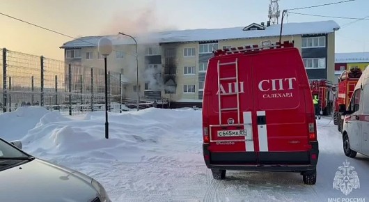 В 12 часов 16 минут в пожарно - спасательную часть Салехарда поступило сообщение о пожаре в многоквартирном жилом доме, расположенном по адресу микрорайон Богдана Кнунянца дом 18